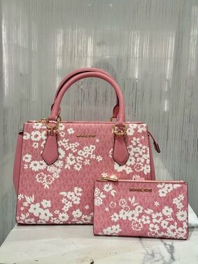 NWT MICHAEL KORS Marilyn Medium Printed Signature Logo Satchel and wristlet set